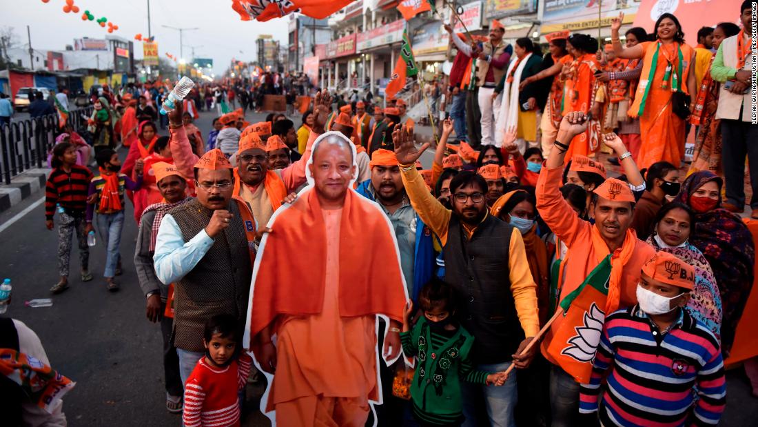 Anhänger der Bharatiya Janata Party (BJP) tragen während eines Wahlkampfs am 20. Februar 2022 in Lucknow, Indien, einen Yogi Adityanath-Ausschnitt.