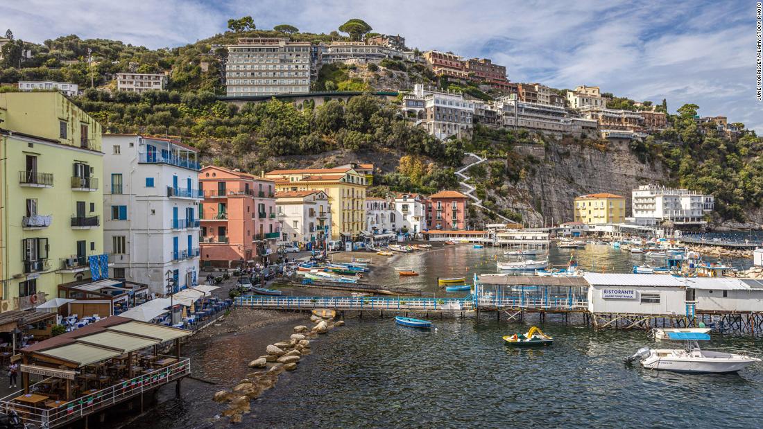 Noticias de viajes: los turistas se portan mal en Italia y la sequía revela ruinas perdidas en Inglaterra y España