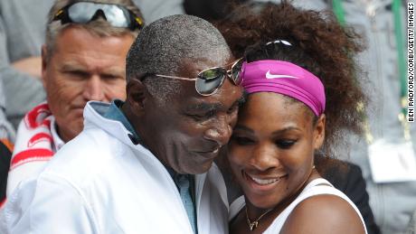 Serena Williams abraza a su padre, Richard, después de ganar Wimbledon en 2012.