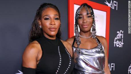Serena y Venus asisten al estreno de Warner Bros'  "Rey Ricardo"  en Hollywood en noviembre de 2021.