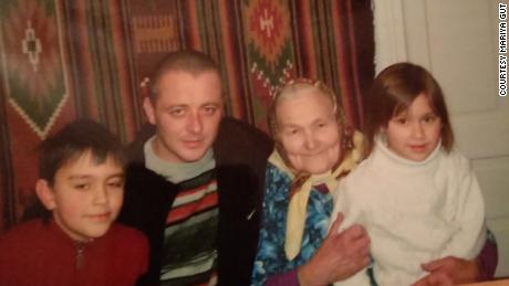 Mariya Gut, z prawej, gdy miała 5 lat, i brat Nazar, z lewej, z prababką Kateriną ze strony matki i wujkiem we Lwowie na Ukrainie.