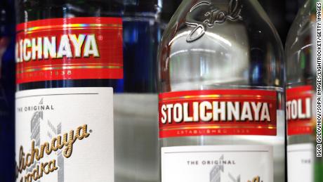 Garrafas de vodka Stolichnaya vistas em 2020. A vodka, que era mais conhecida por ser comercializada como russa, agora será vendida e comercializada como Stoli, disse a empresa em comunicado.