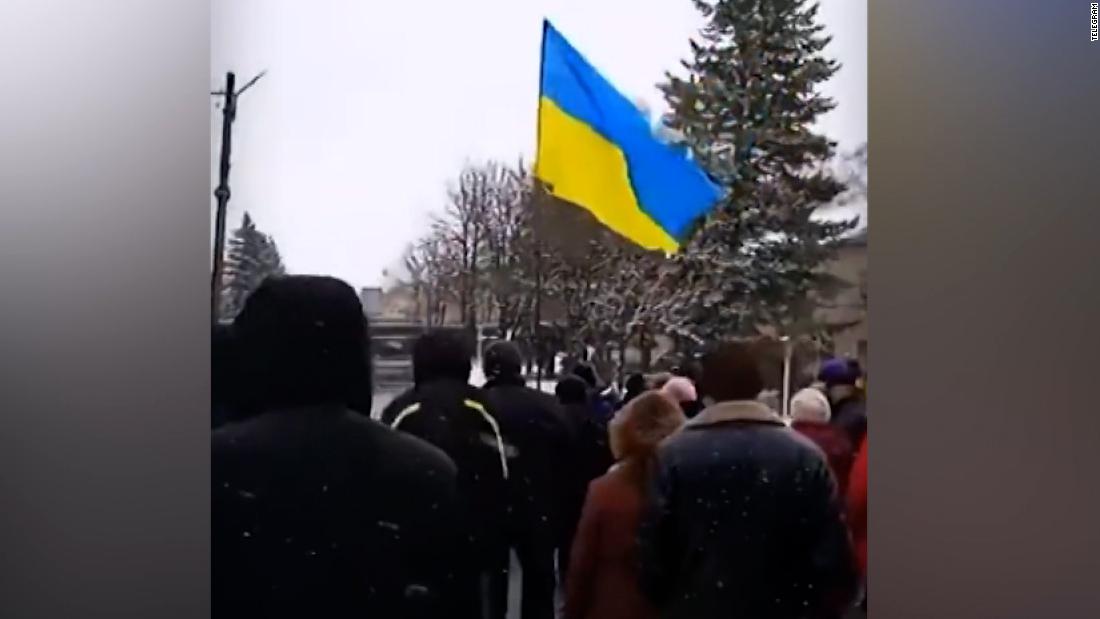 Ukrainian protesters stand ground when Russians fire warning shots – CNN Video