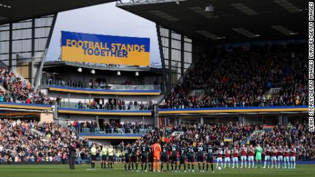 Jogadores, dirigentes e torcedores juntaram-se para um minuto de aplausos para sinalizar paz e simpatia pela Ucrânia antes do confronto do Burnley com o Chelsea.