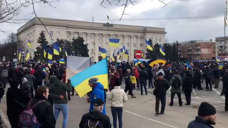 Ukrainians demonstrate in Kherson on March 5, to protest Russia&#39;s occupation.