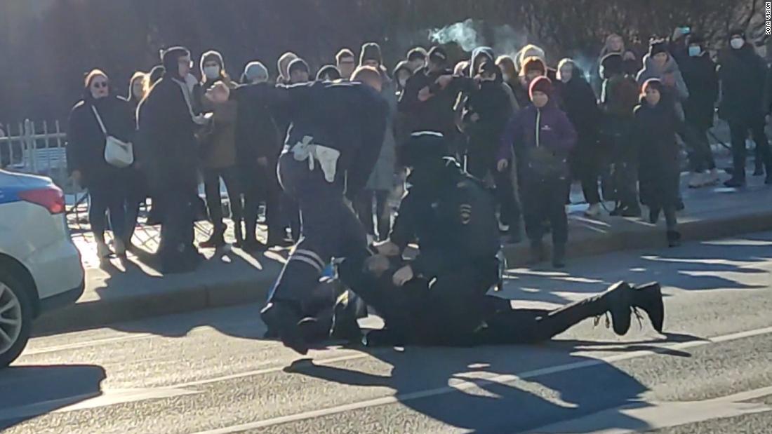 Video: Police beat and detain anti-war protesters in St. Petersburg, Russia – CNN Video