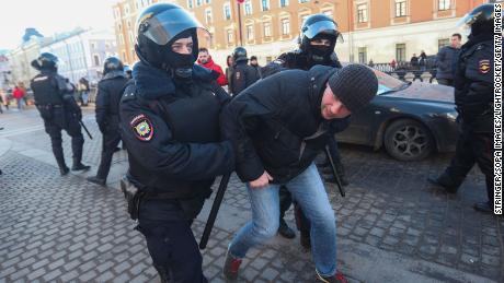 SAINT PETERSBURG, RUSSIA - 2022/03/06: Police Officers detain a protestor during a demonstration against the Russian military operation in Ukraine. (Photo by Stringer/SOPA Images/LightRocket via Getty Images)