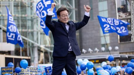 与党民主党の李在明（イ・ジェミョン）大統領候補が３月３日、支持者に挨拶する。