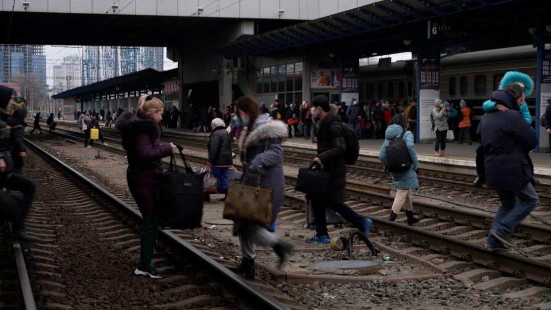 Crush of people try to escape Ukraine from Kyiv train station – CNN Video