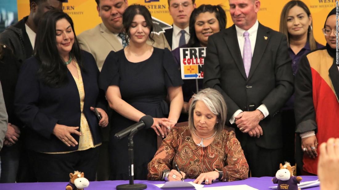El gobernador de Nuevo México acaba de firmar un proyecto de ley para que la universidad sea gratuita