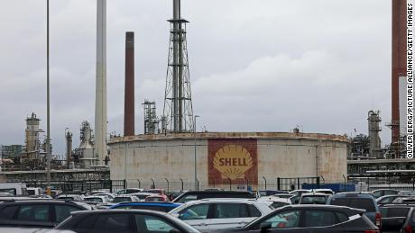 Shell won&#39;t buy any more Russian oil and gas