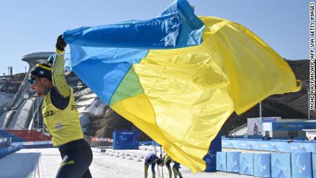 Jogos Paralímpicos de Inverno: atletas ucranianos'  os pensamentos estão com aqueles que lutam contra a invasão em casa, pois desfrutam de sucesso de ouro em Pequim