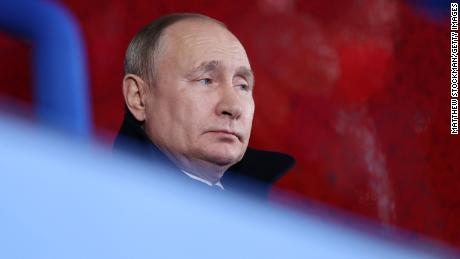 Putin observa durante a cerimônia de abertura dos Jogos Olímpicos de Inverno de Pequim 2022, em 4 de fevereiro. 