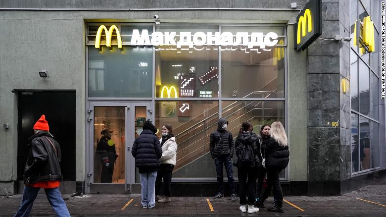 O McDonald's disse na terça-feira que está fechando suas unidades na Rússia.