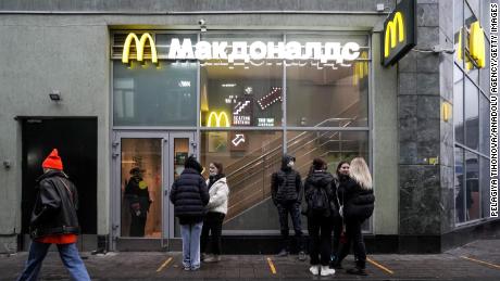 McDonald's ha detto martedì che chiuderà le sue basi russe. 