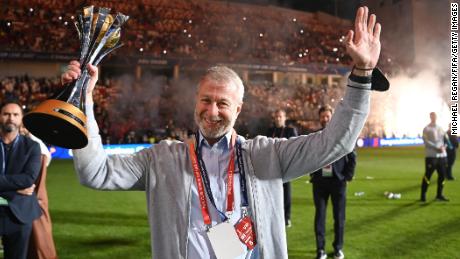 ABU DHABI, UNITED ARAB EMIRATES - FEBRUARY 12: Roman Abramovich, Owner of Chelsea celebrates with The FIFA Club World Cup trophy following their side&#39;s victory during the FIFA Club World Cup UAE 2021 Final match between Chelsea and Palmeiras at Mohammed Bin Zayed Stadium on February 12, 2022 in Abu Dhabi, United Arab Emirates. (Photo by Michael Regan - FIFA/FIFA via Getty Images)
