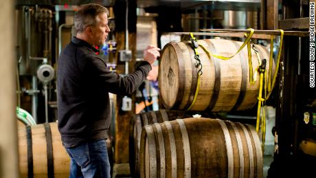 오하이오주 콜럼버스에 있는 Wolf's Ridge Brewing의 공동 소유주인 Alan Szuter는 휘발유 가격이 높아지면 