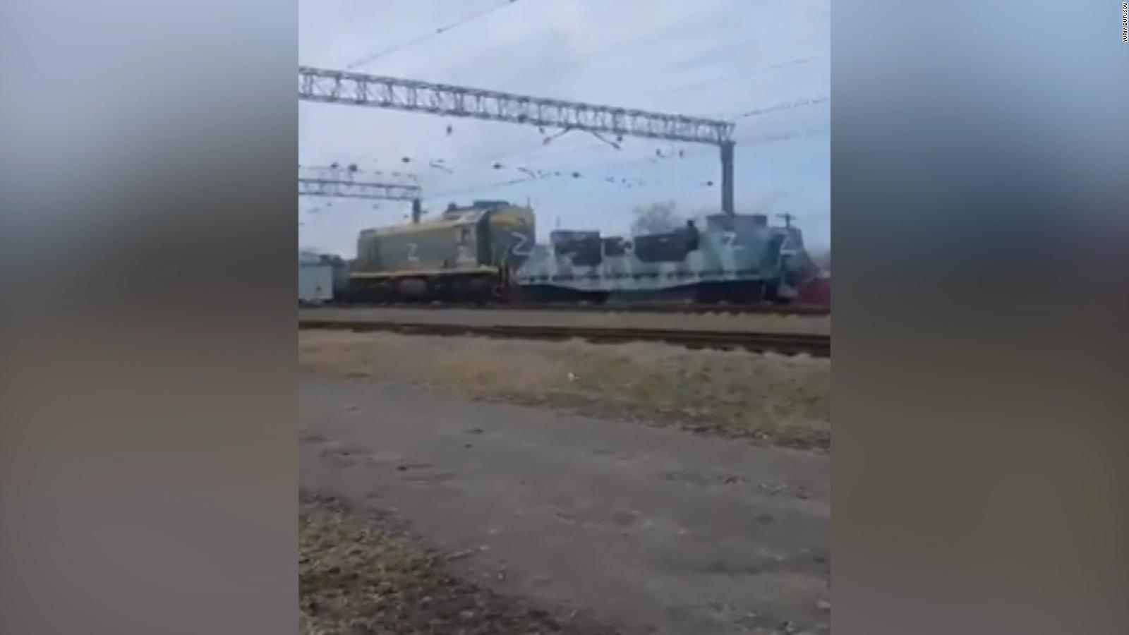 Captan el momento en que Rusia traslada tren militar blindado a Ucrania  desde Crimea