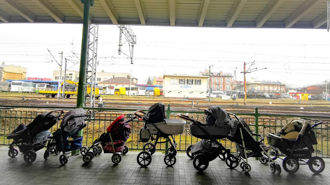 Frontera polaca: los extraños dejan cochecitos, asientos de automóviles, abrigos de invierno y juguetes para los refugiados ucranianos