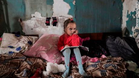 فتاة صغيرة في مأوى في ماريوبول.