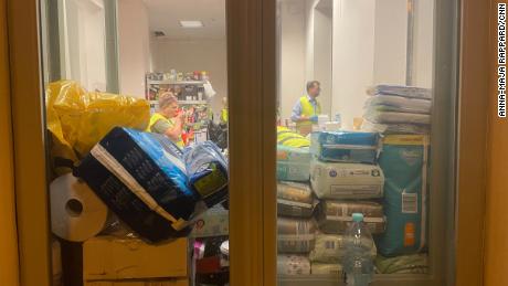     Pañales, toallitas húmedas para bebés y alimentos llenan una habitación dentro de la estación de tren de Przemyśl.