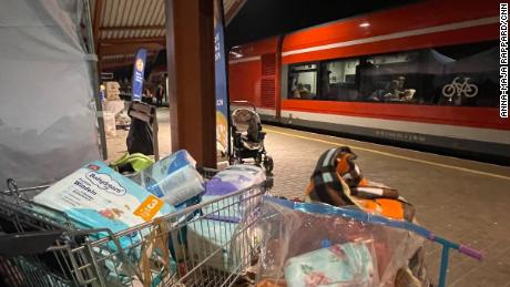 Los ciudadanos polacos dejaron sus carritos de la compra llenos de pañales en el andén de la estación de tren de Przemyśl.