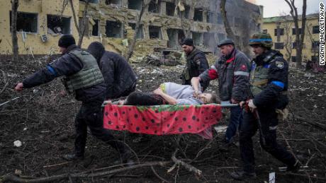 Kobieta w ciąży i jej dziecko umierają po zamachu bombowym na Szpital Położniczy Mariupol 