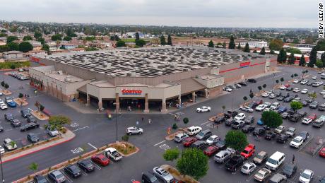 2021'de California, Ingelwood'daki bir Costco mağazasının çatısında güneş panelleri. Costco, CNN 95 ABD'deki mağazaların çatı güneş enerjisi tesisatlarına sahip olduğunu söyledi.