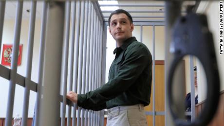 Trevor Reed stands inside a cage of defendants during a 2020 court hearing in Moscow.
