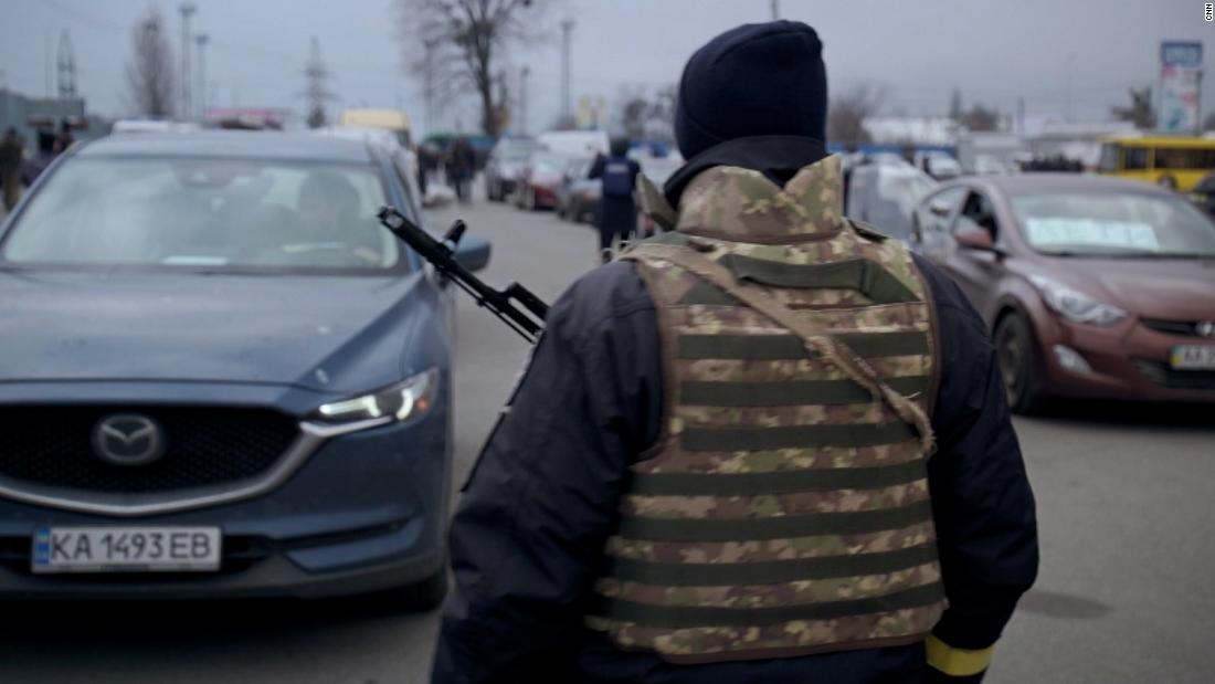 Thousands of Ukrainians evacuate bombardments through safe corridors – CNN Video