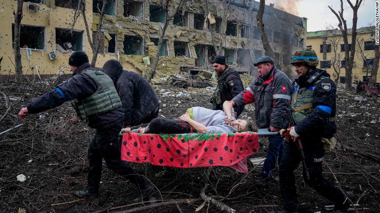 Ukraińscy ratownicy i wolontariusze przewożą ranną ciężarną kobietę ze szpitala położniczego, który został zniszczony przez ostrzał w Mariupolu na Ukrainie, środa, 9 marca 2022 r.