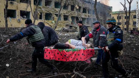 Il personale di emergenza e i volontari ucraini trasportano una donna incinta ferita da un ospedale per la maternità che è stato danneggiato dai bombardamenti a Mariupol, in Ucraina, mercoledì 9 marzo 2022. 