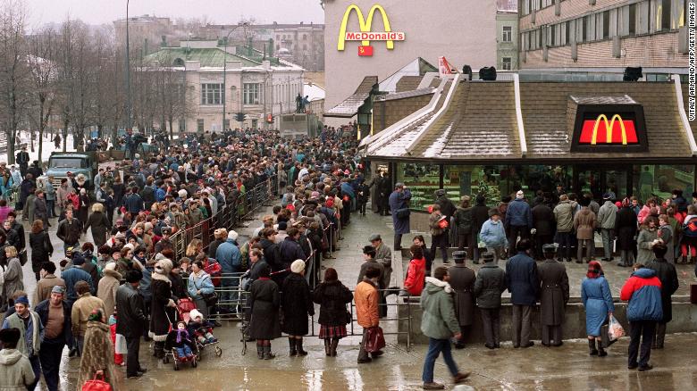 Soviet customers stand in line outside the just opened first McDonald&#39;s in the Soviet Union on January 31,1990 at Moscow&#39;s Pushkin Square. 