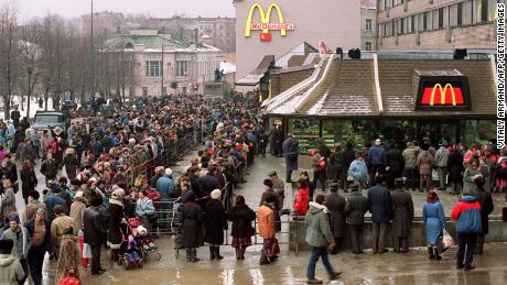 Soviet customers stand in line outside the just opened first McDonald&#39;s in the Soviet Union on January 31,1990 at Moscow&#39;s Pushkin Square. 