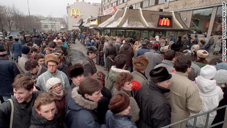 Hundreds of people line up around the first McDonald&#39;s restaurant in the Soviet Union at Moscow&#39;s Pushkin Square, on its opening day.