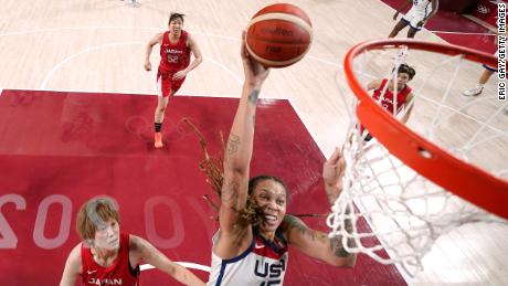 Brittney Griner #15 vom Team USA geht in der ersten Hälfte des Basketball-Endspiels der Frauen am sechzehnten Tag der Olympischen Spiele in Tokio 2020 in der Saitama Super Arena am 08. August 2021 in Saitama, Japan, in den Korb gegen Team Japan. 