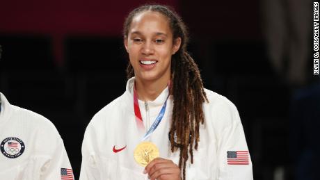 Griner poseert voor foto's met haar gouden medaille tijdens Tokyo 2020.