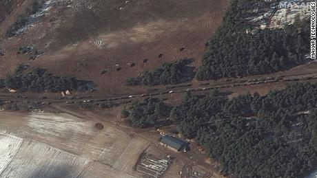 A Berestyanka - 10 miglia a ovest della base aerea - un certo numero di camion di carburante e quelli che secondo Maxar sembrano essere più lanciarazzi sono posizionati in un campo vicino agli alberi.