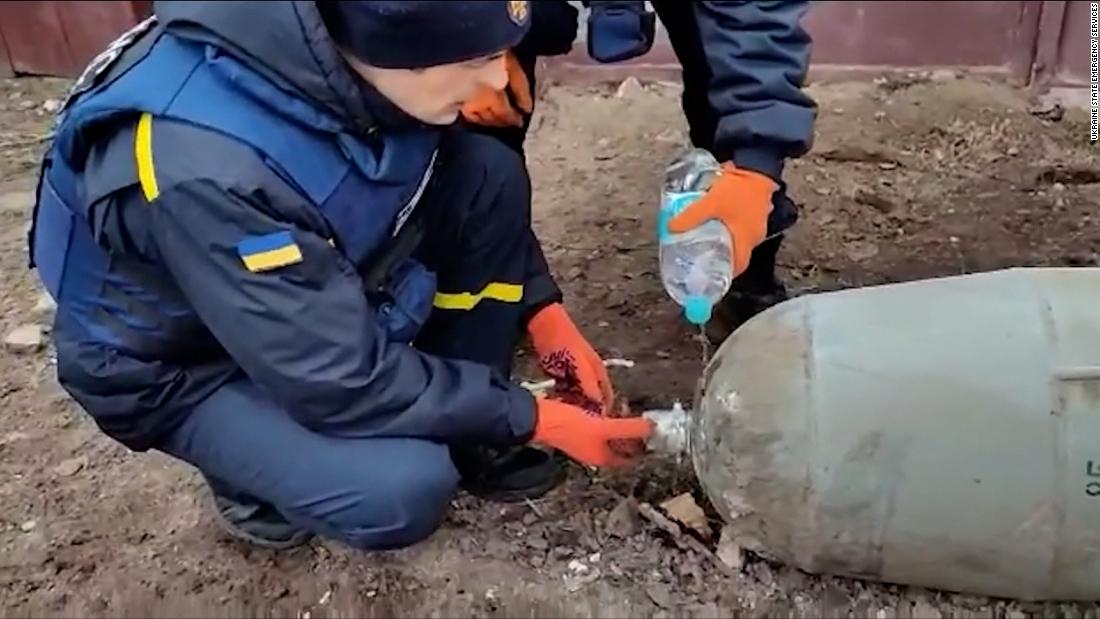 ‘A moment of remarkable cool’: Here’s the moment two Ukrainians diffuse a live Russian bomb – CNN Video