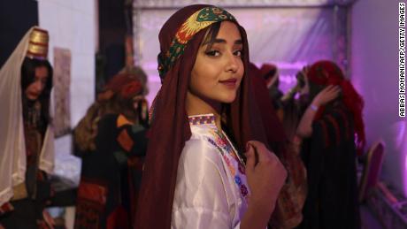 3월 9일 요르단강 서안지구 라말라에서 팔레스타인 여성이 유네스코 문화 유산 목록에 팔레스타인 자수 등록을 축하하는 행사에서 전통 수놓은 드레스를 입고 사진을 찍고 있다.