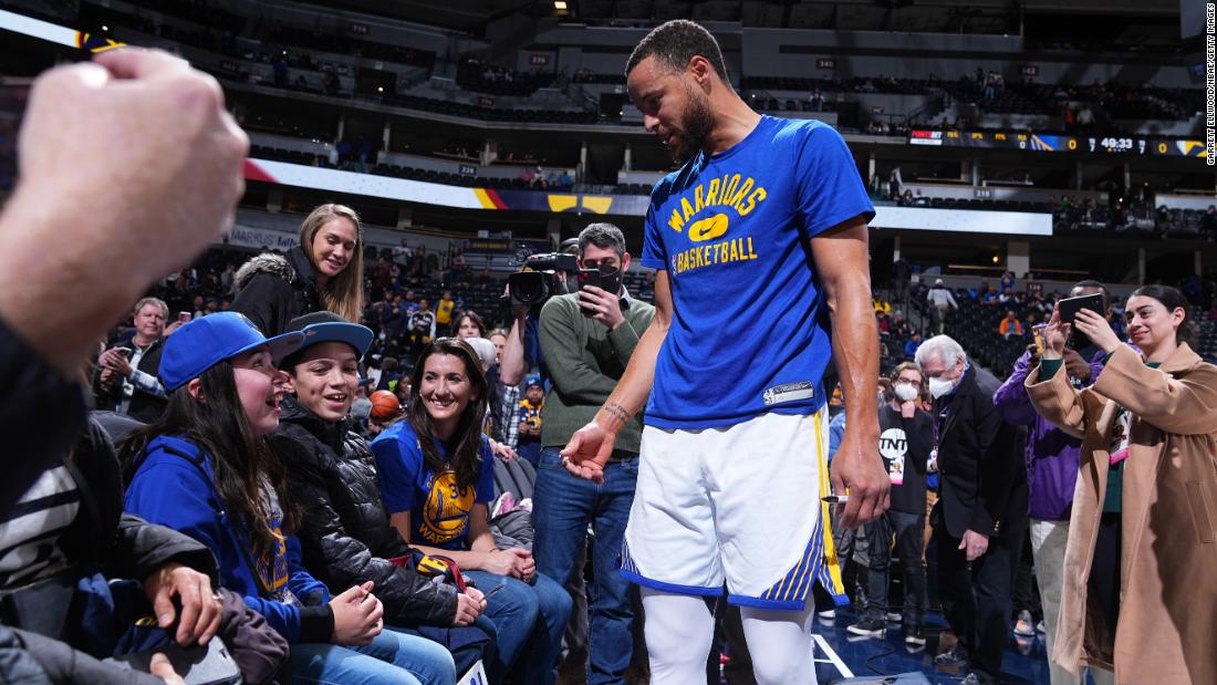 Steph Curry surprises a delighted young fan in the stands