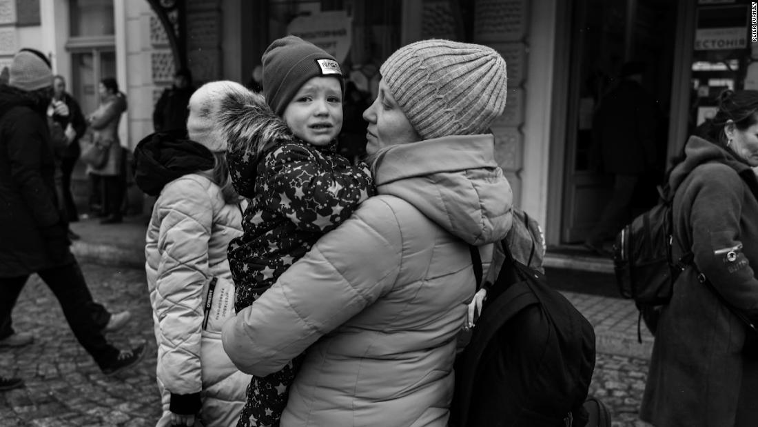 Photographer reflects on what he saw at Lviv train station as refugees flee – CNN Video