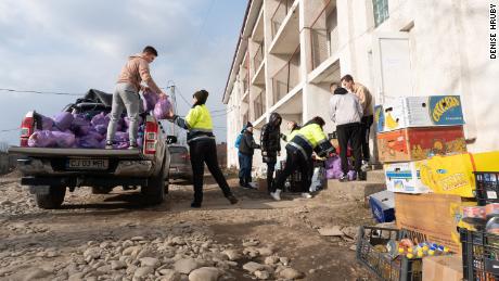 루마니아에서 트럭에 실린 구호품을 내리는 실향민과 지역 자원 봉사자.