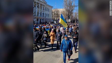 Rusia está tratando de instalar funcionarios pro-Kremlin en las ciudades ocupadas, pero los ucranianos están contraatacando