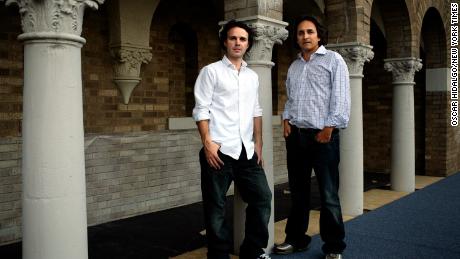 Brent Renaud(오른쪽)와 그의 형제 Craig가 2007년 9월 19일 뉴욕시의 HBO 빌딩 상영관에서 사진을 찍고 있습니다.  