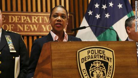 Das NYPD setzt Neighborhood Safety Teams ein, um Waffengewalt zu bekämpfen, und ersetzt die umstrittene Undercover-Einheit