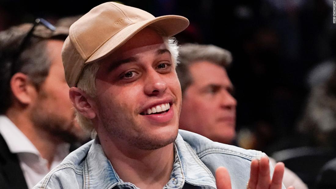 Pete Davidson y cinco clientes que pagan para viajar en un cohete semiorbital de Jeff Bezos