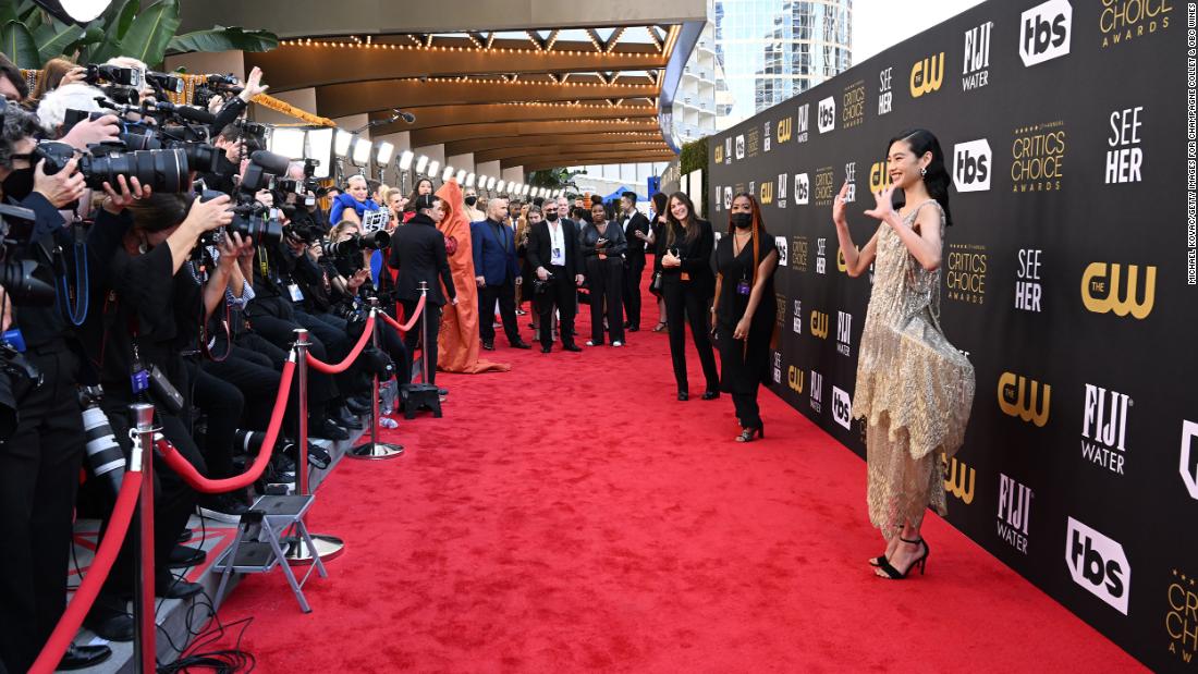 Actress Jung Ho-yeon waves to photographers.