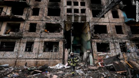 Budynek mieszkalny w Kijowie został uszkodzony w wyniku ostrzału.
