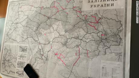 분홍색으로 강조 표시된 부분은 더 이상 사용할 수 없거나 더 이상 우크라이나에서 통제할 수 없는 우크라이나 철도 네트워크 섹션입니다.